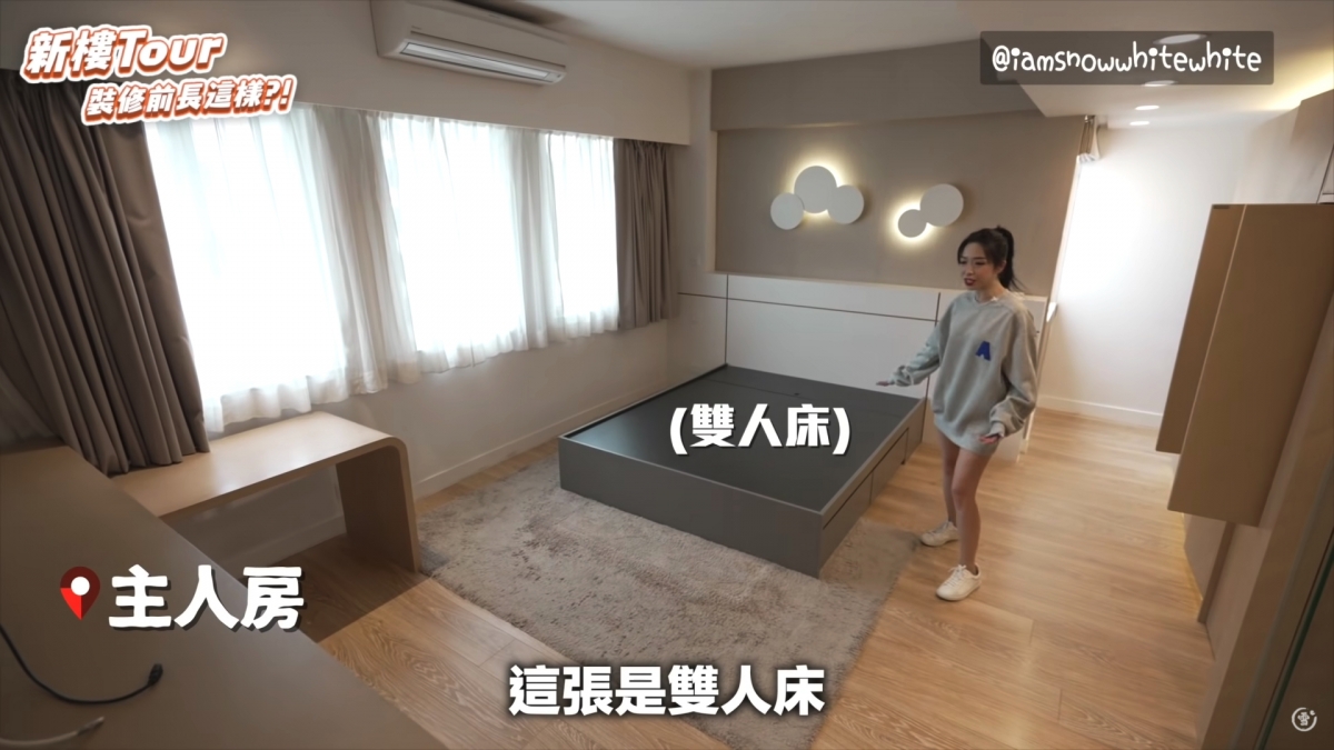 雪姨就為大家介紹豪宅的主人房,當中亦有上一手業主留下的雙人床架、櫃等等傢俬~