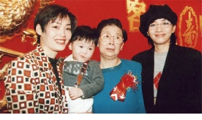 小時候弟弟與梅艷芳合照