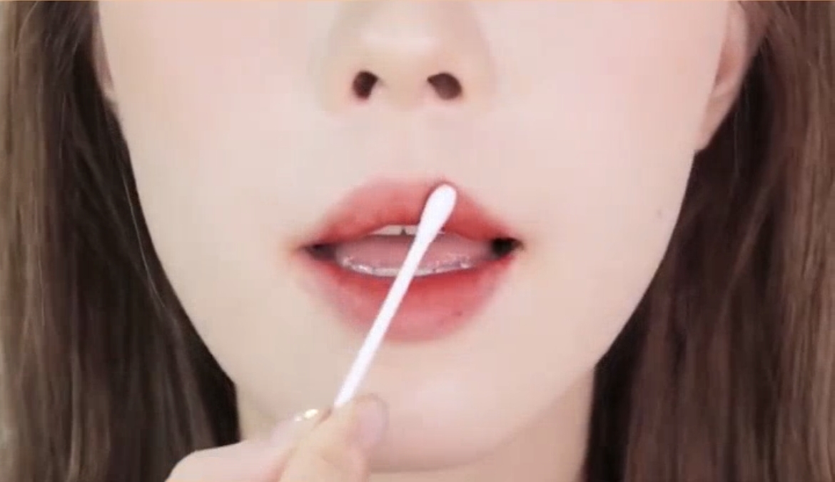 沿唇型左右暈染開,調整一下唇形。