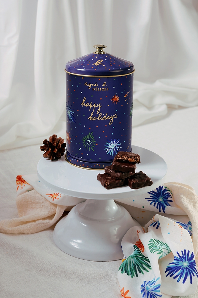 agnès b. CAFÉ & FLEURISTE 亞麻籽脆米黑朱古力聖誕音樂旋轉罐