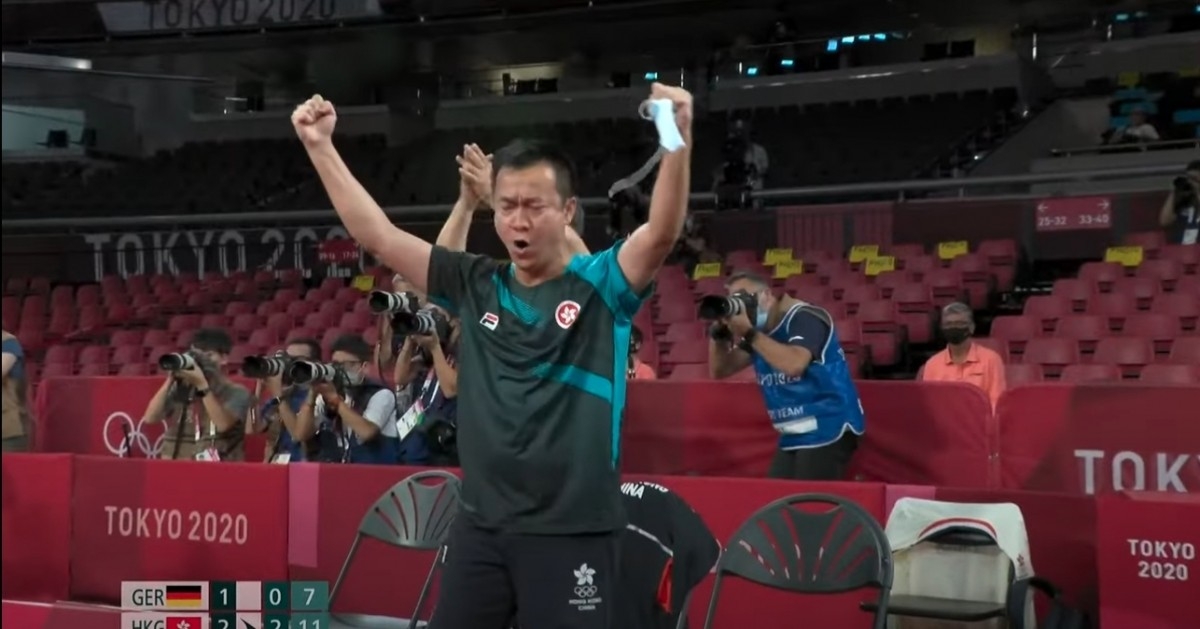 李靜激動扯斷口罩的一刻被拍下!