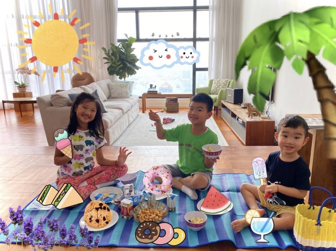 豪宅牆壁、窗紗都以純白色為主,配搭一系列木傢俬及木地板!