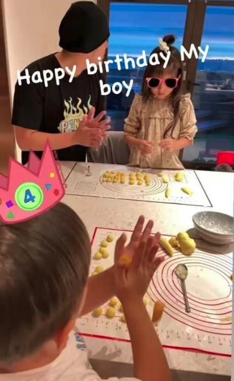 帶上黑色冷帽的周杰倫坐在女兒「小周周」(Hathaway)旁邊~