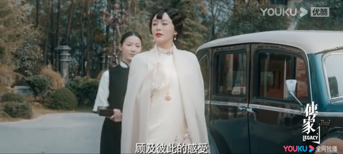 秦嵐以中間一小撮超短的眉上齊陰登場!