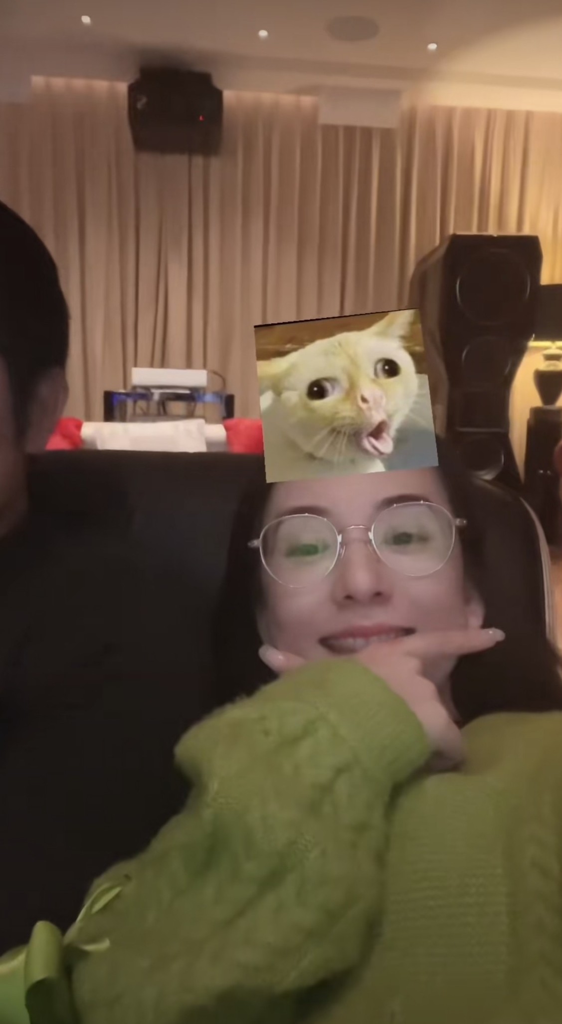 隱約亦可看到郭富城坐在身旁陪伴~