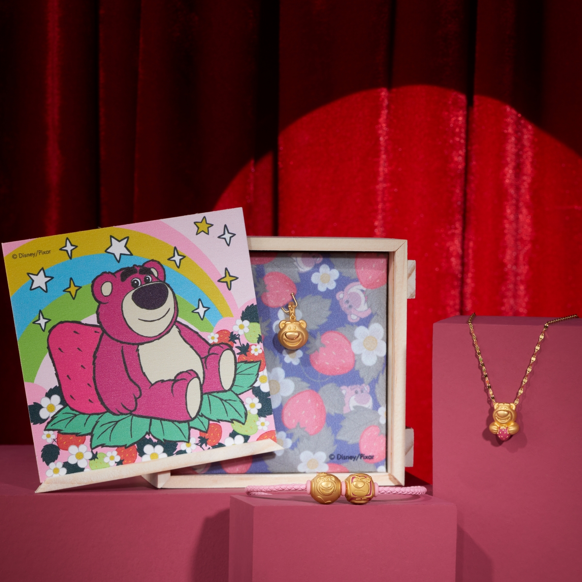 （左至右）「迪士尼與彼思」《反斗奇兵》系列：「勞蘇」足金串飾（$3,000）、「勞蘇」足金串飾（$2,000）、「勞蘇」足金串飾（$2,400），每款串飾均連手繩；「勞蘇」足金吊墜（$2,300）。