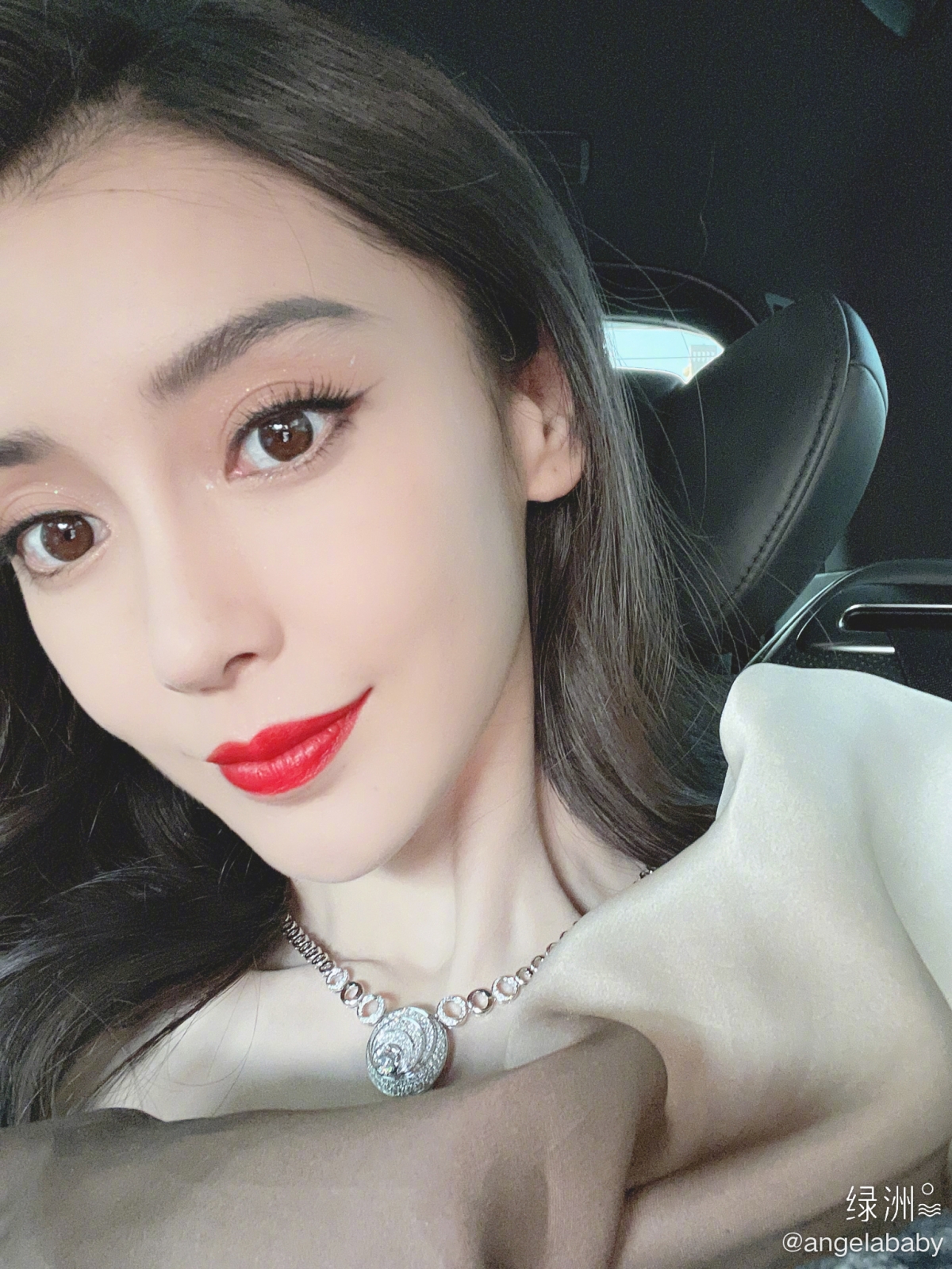 有網民重提Angelababy當年被指疑似介入黃曉明和李菲兒的戀情!