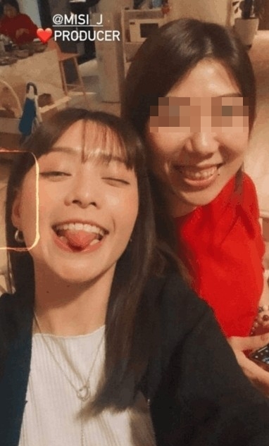 網民翻出 24號Ash上傳與製作人一同自拍合照的Story~