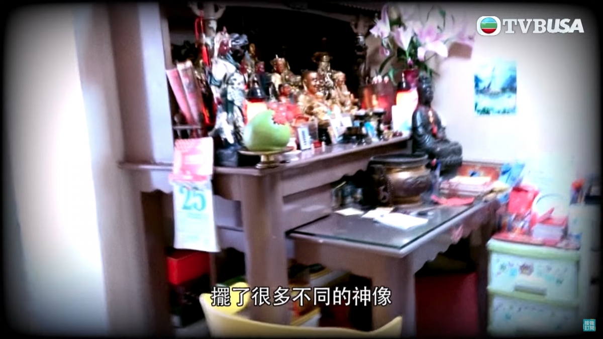 神壇上有很多不同的神像。