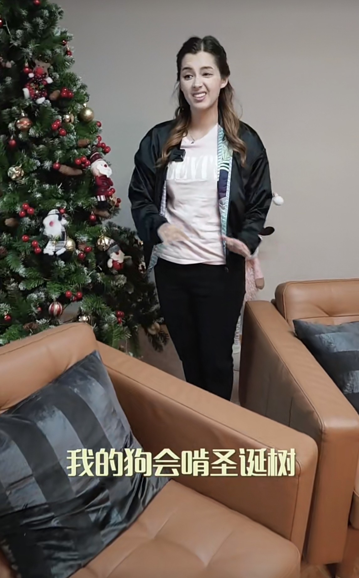 Lisa解釋指因為家中養的狗仔會咬聖誕樹!