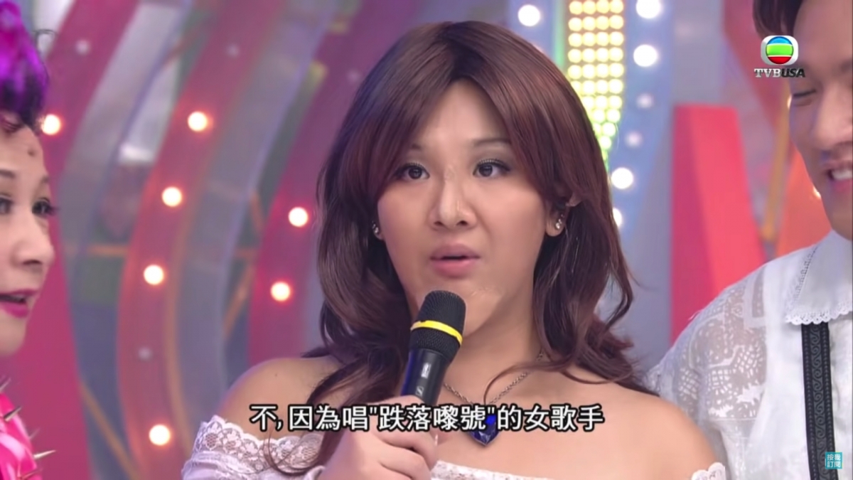 Joyce貼上假鼻和假下巴!