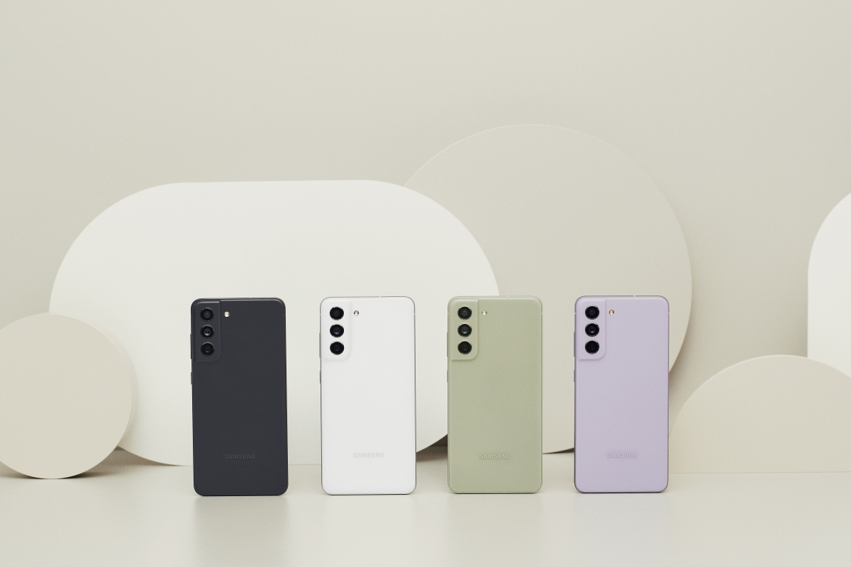 Samsung Galaxy S21 FE 5G手機備有炭灰黑、陶瓷白、橄欖綠及丁香紫4色。