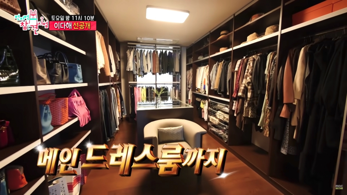 兩旁整齊放滿一套套衣物、手袋、帽子~