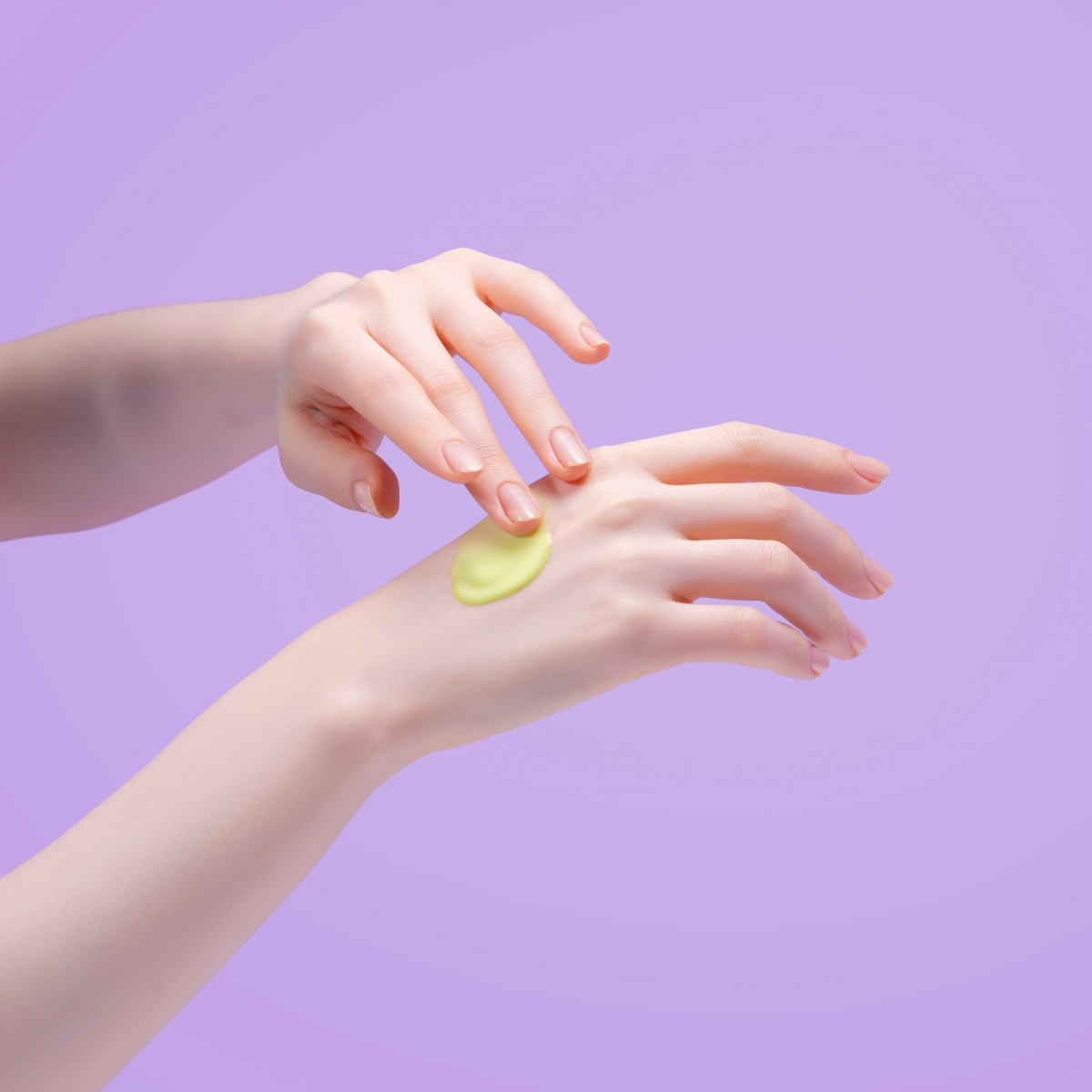 「紫精華」呈淡黃色，絕無添加色素、酒精及香料！質地清爽且吸收力超好，一抹即滲透。