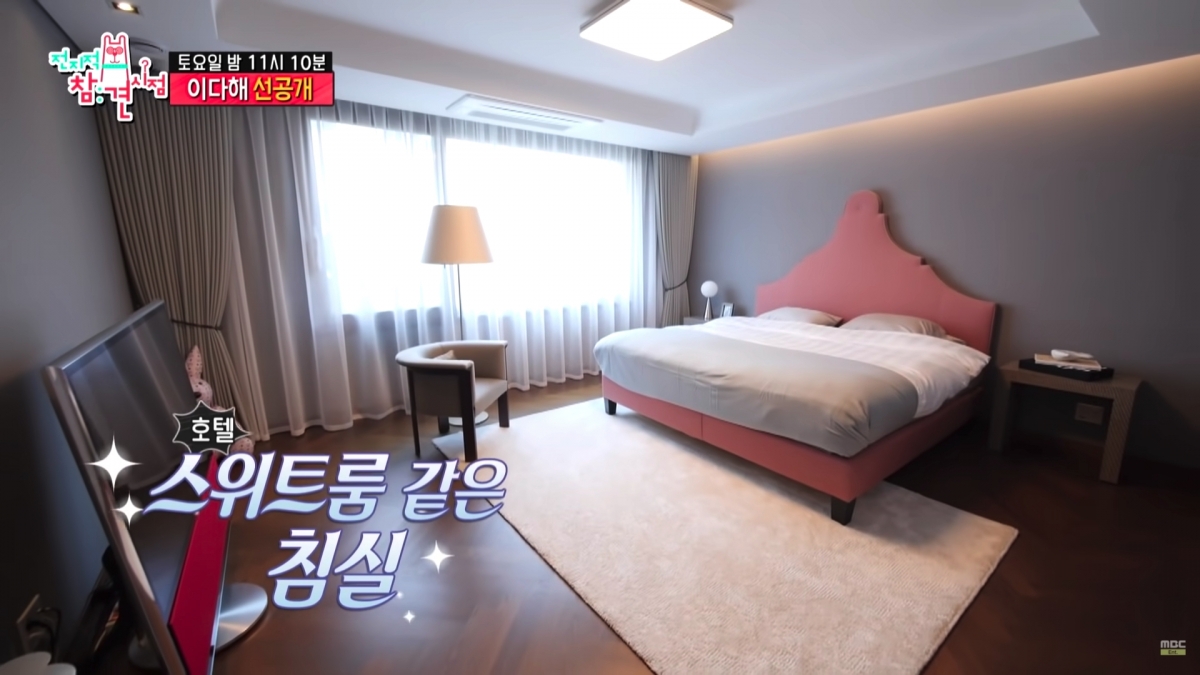 睡房擺放着一張巨型雙人床,配以粉紅色的床架,充滿少女心!