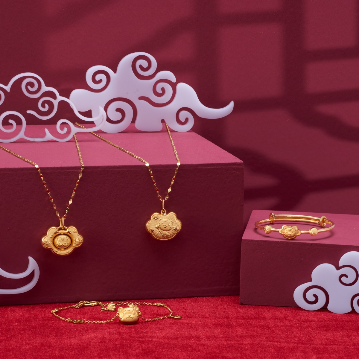 （上左至右）「吉祥安康」足金嬰兒鎖包（約0.15両）、「滿天星」足金嬰兒鎖包（約0.1両）、「吉祥如意」足金嬰兒手鐲（約0.2両），（下）「皇冠星星虎」足金手鍊（約0.16両）。