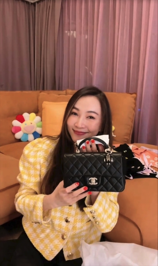 諸葛紫岐今次更入手了Chanel 22p 限定的 Mini Classic Flap~
