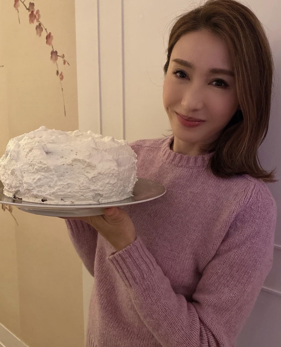日前,黎姿素顏拍片介紹自己的妝前護膚程序!