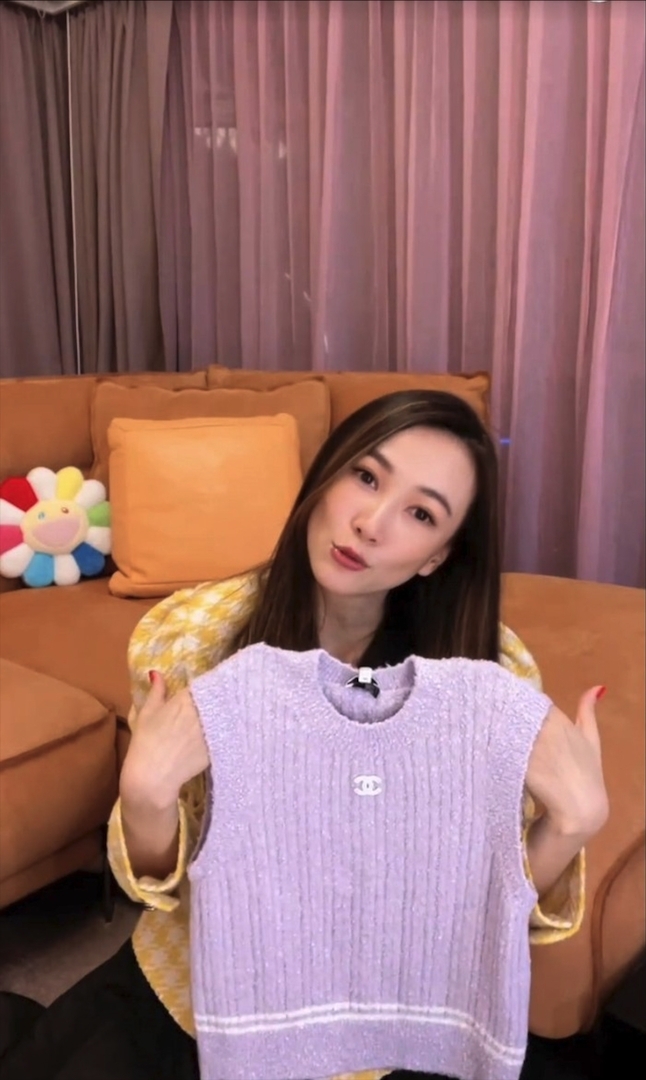 印有 Chanel logo的紫色背心售價 12,700 港元!