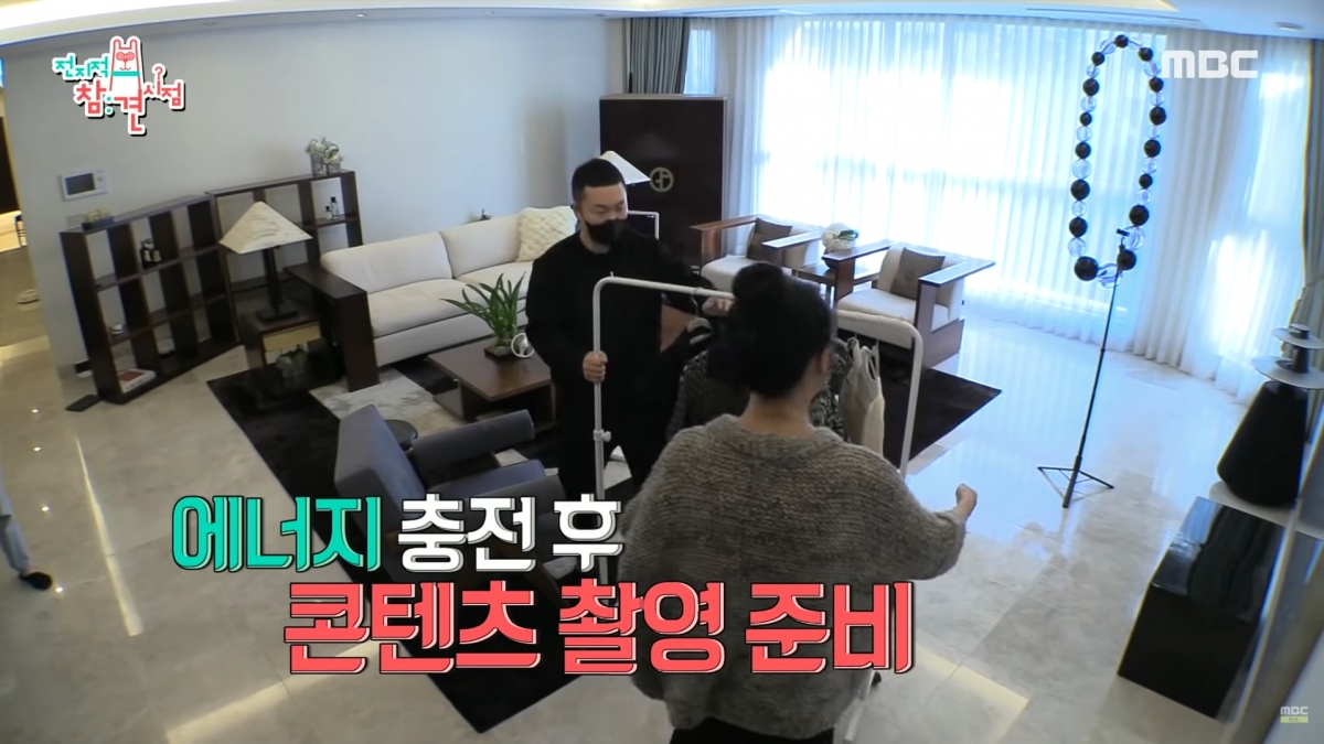 客廳裝修主要以白啡色為主!