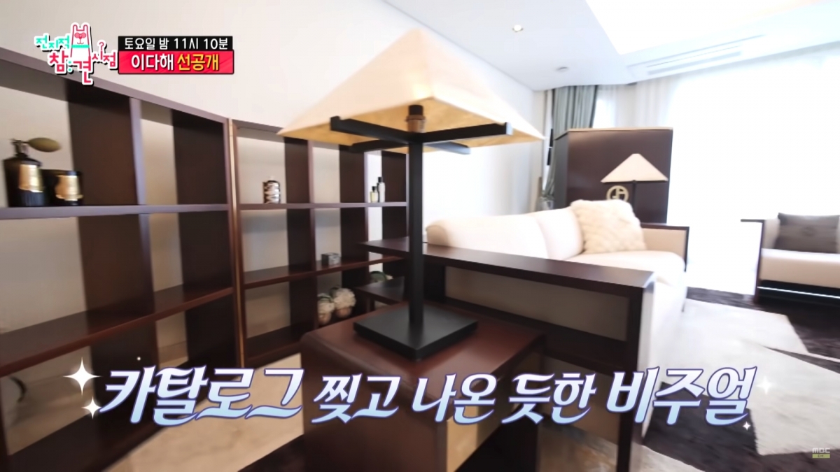 梳化後方放有一組啡色木格子櫃~