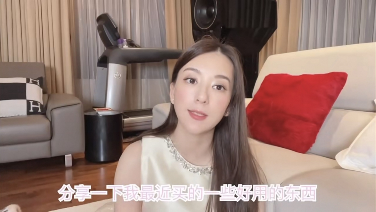 方媛的另`一段Vlog疑似在客廳的地面拍攝~