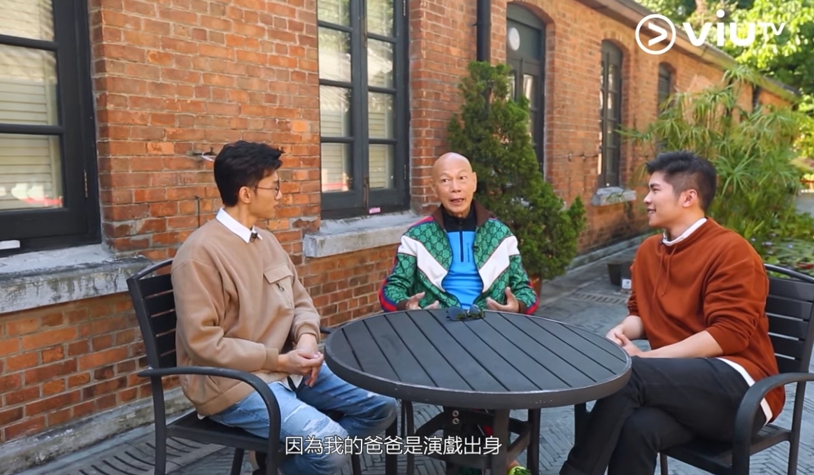 原來是因為舞台劇演員的動作逗笑