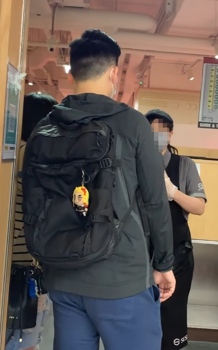 另一位店員出來嘗試處理