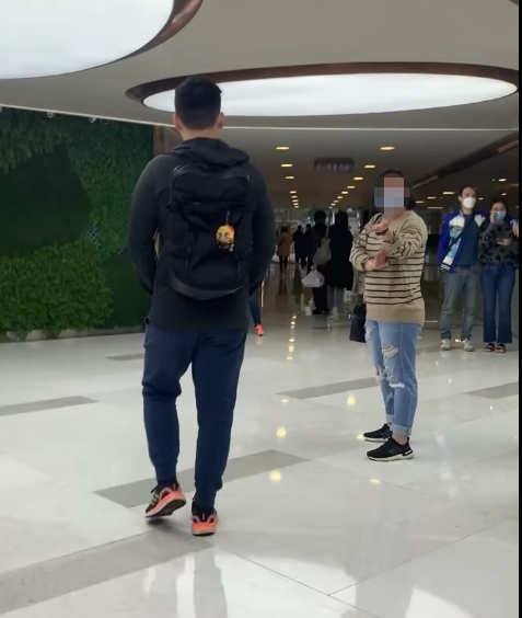 一邊走一邊罵