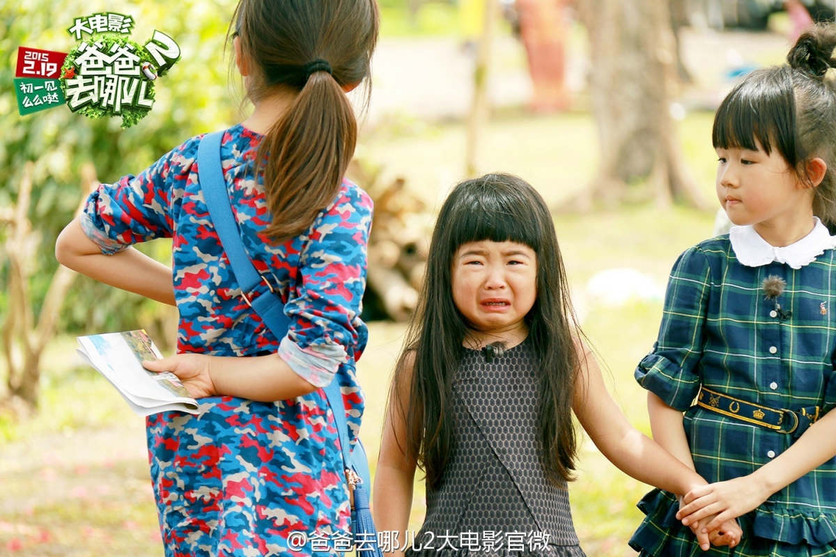 年幼的Grace留着一頭長髮,配以齊劉海
