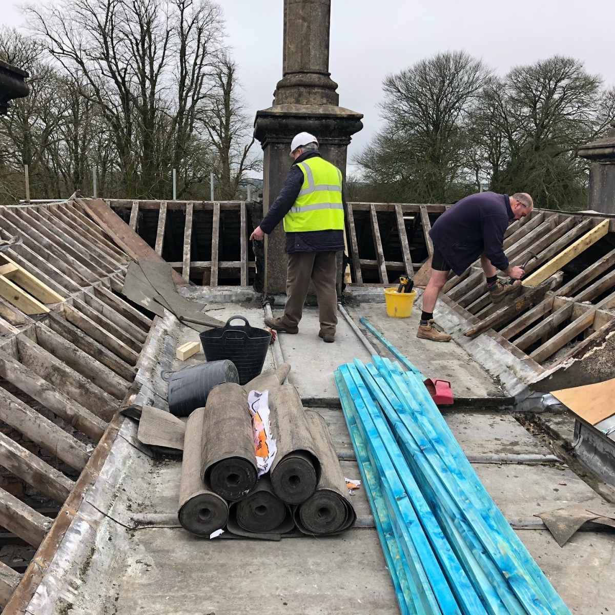 與專業的保護建築師、考古學家、遺產專家和工程師組成團隊~