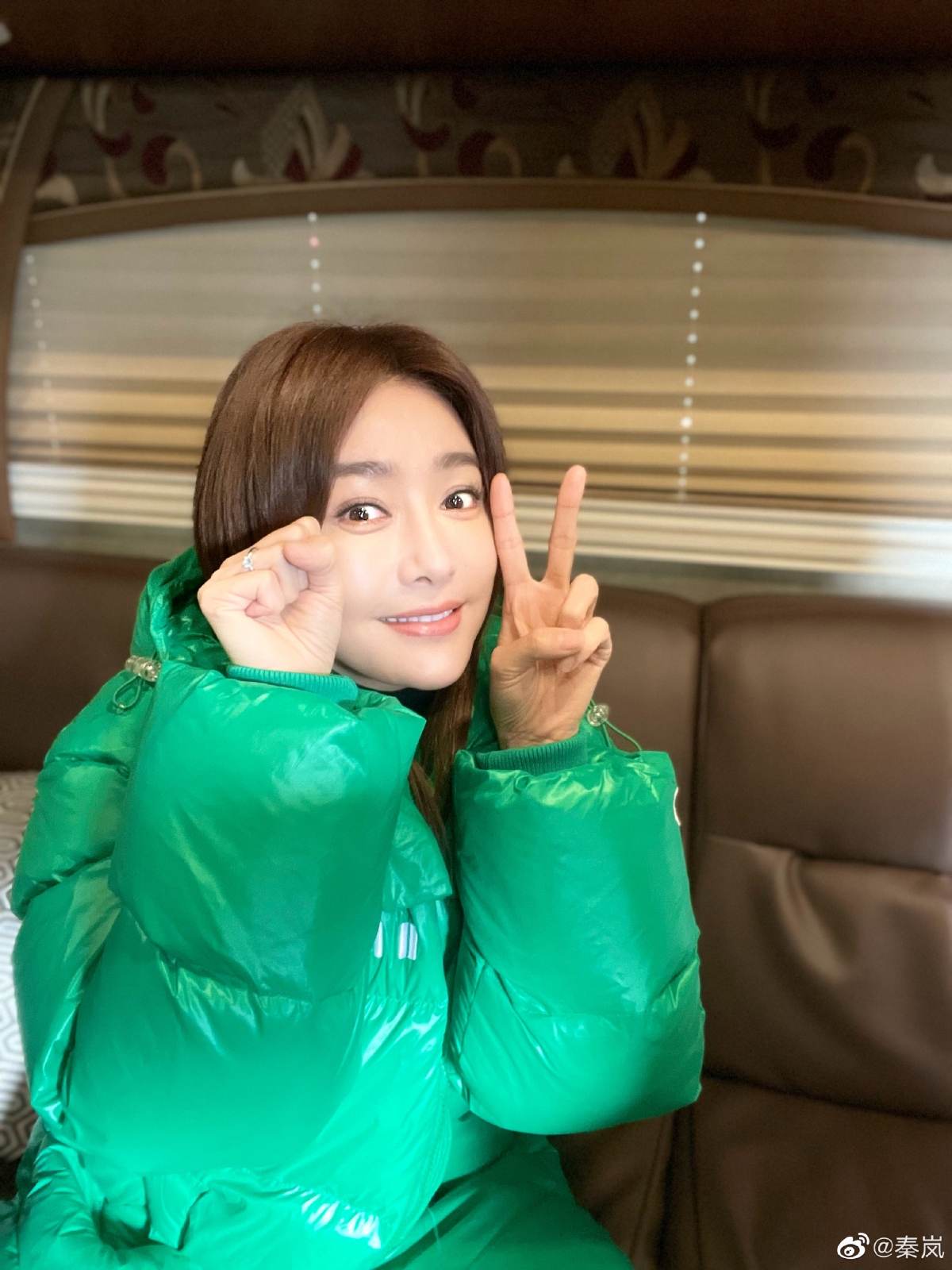 有指當時秦嵐不惜賠償千萬,都要跟黃曉明交往!