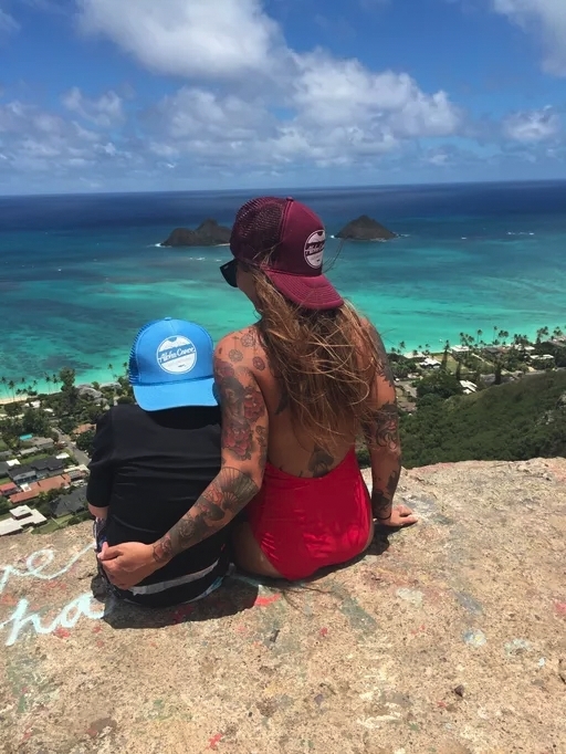 兩人曾經去過夏威夷、峇里島等地方旅遊～