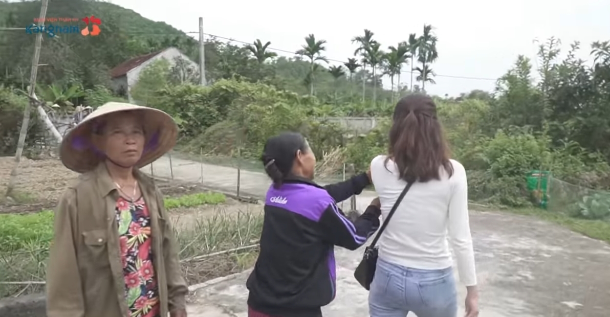 母親看著離開的女兒還是不捨