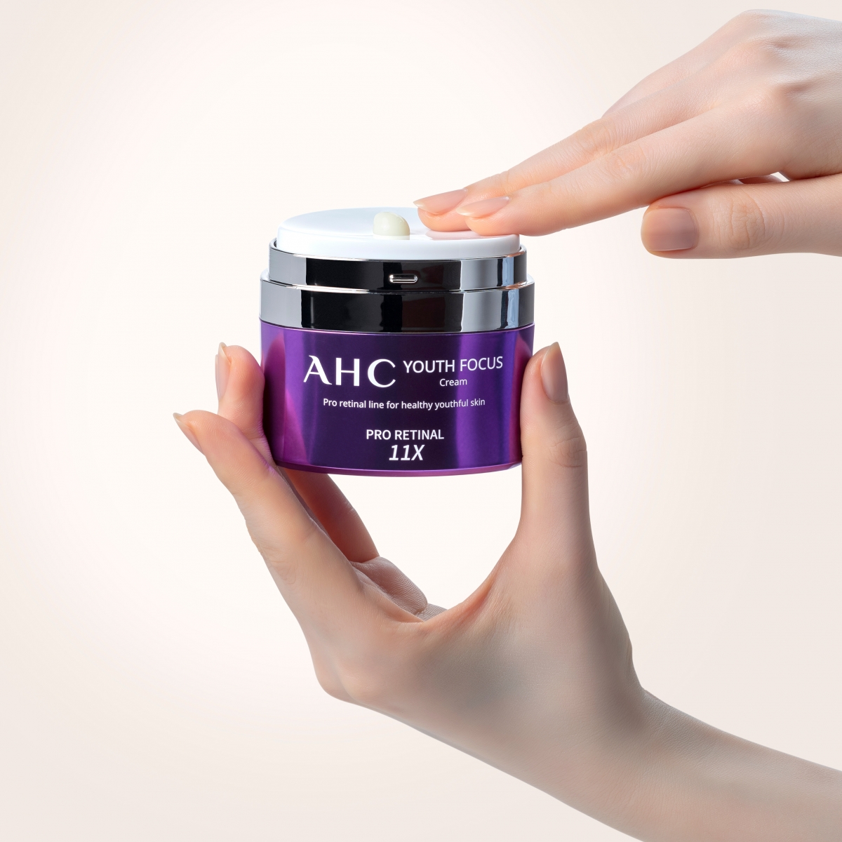 PRO Retinal面霜强化肌膚保護屏障，48小時⁶深層補水。