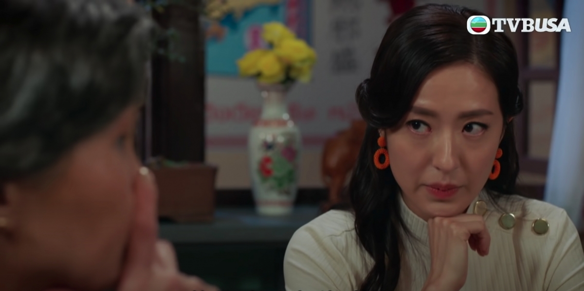 不少網民發現唐詩詠在劇集中雙眼和現在略為不同～