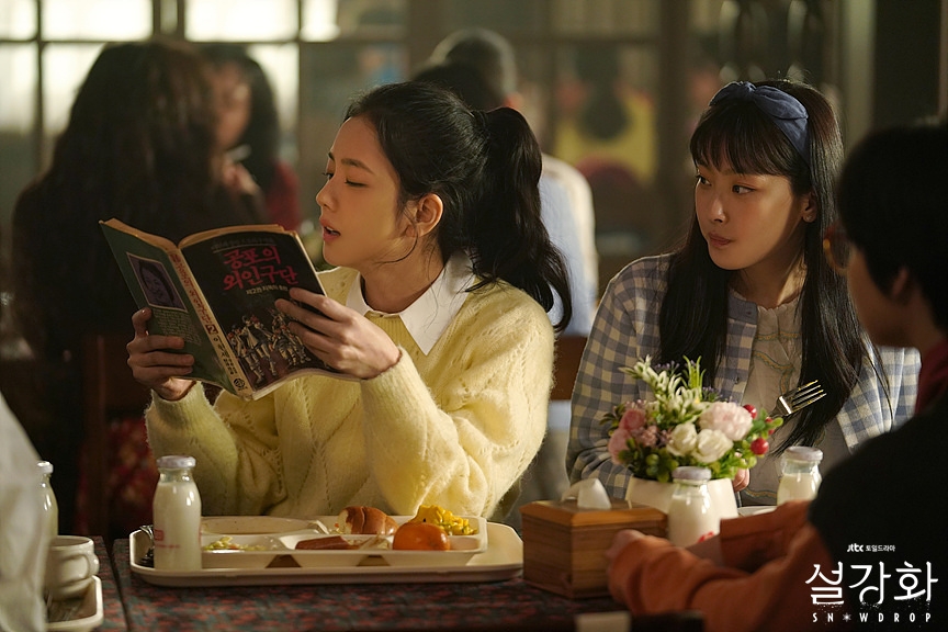 2022大熱復古穿搭 - 通花冷衫襯裇衫