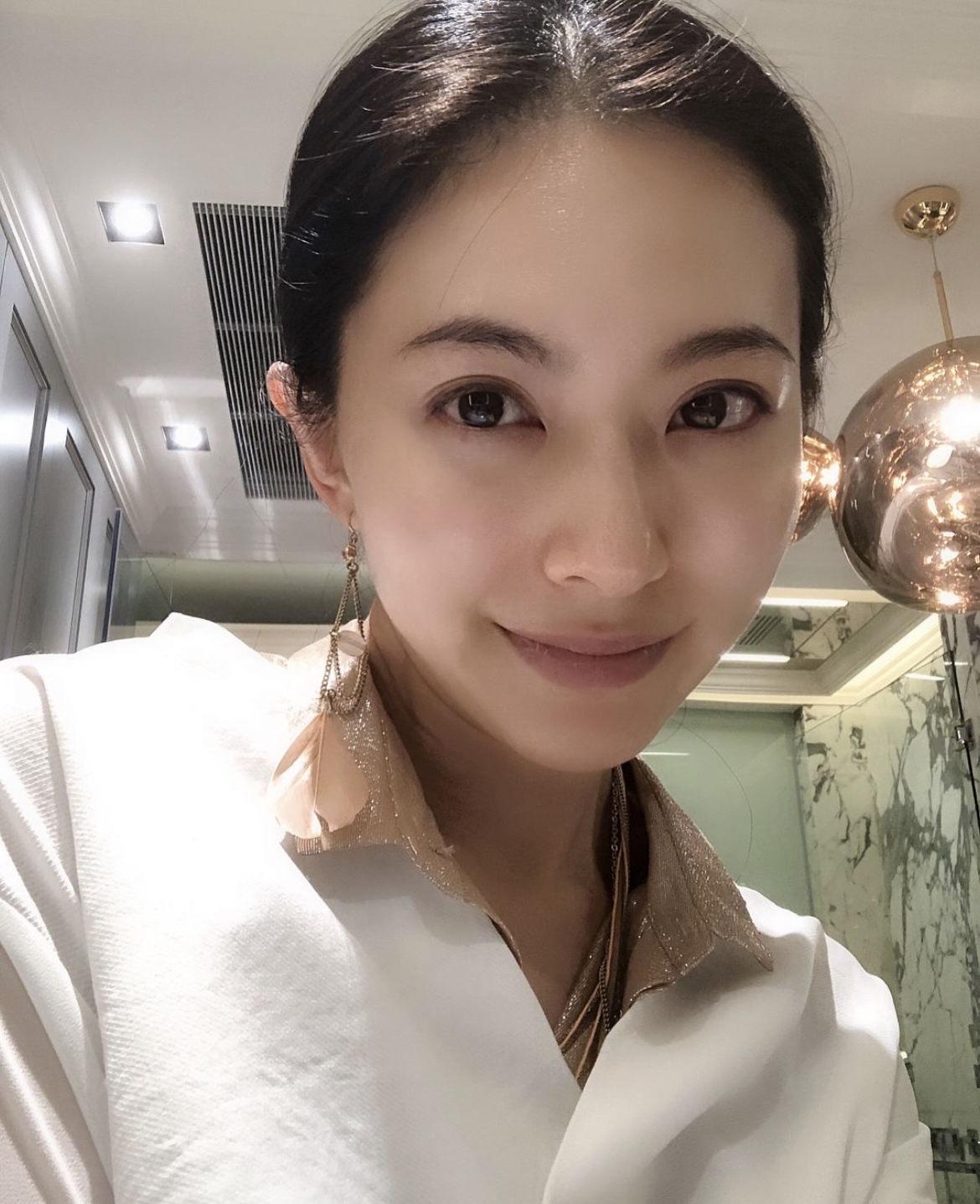 Race於2004年被爆與大她21年的新加坡華裔富商陳靖諧秘密結婚~