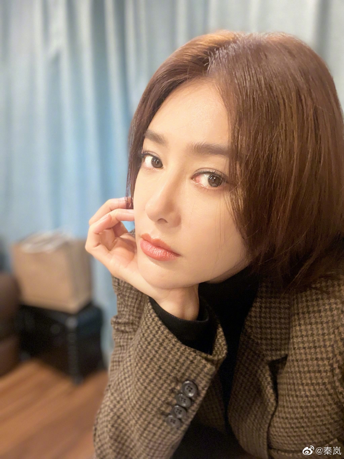 有指,當年黃曉明遇上車禍,正在拍劇的秦嵐立即向劇組請假