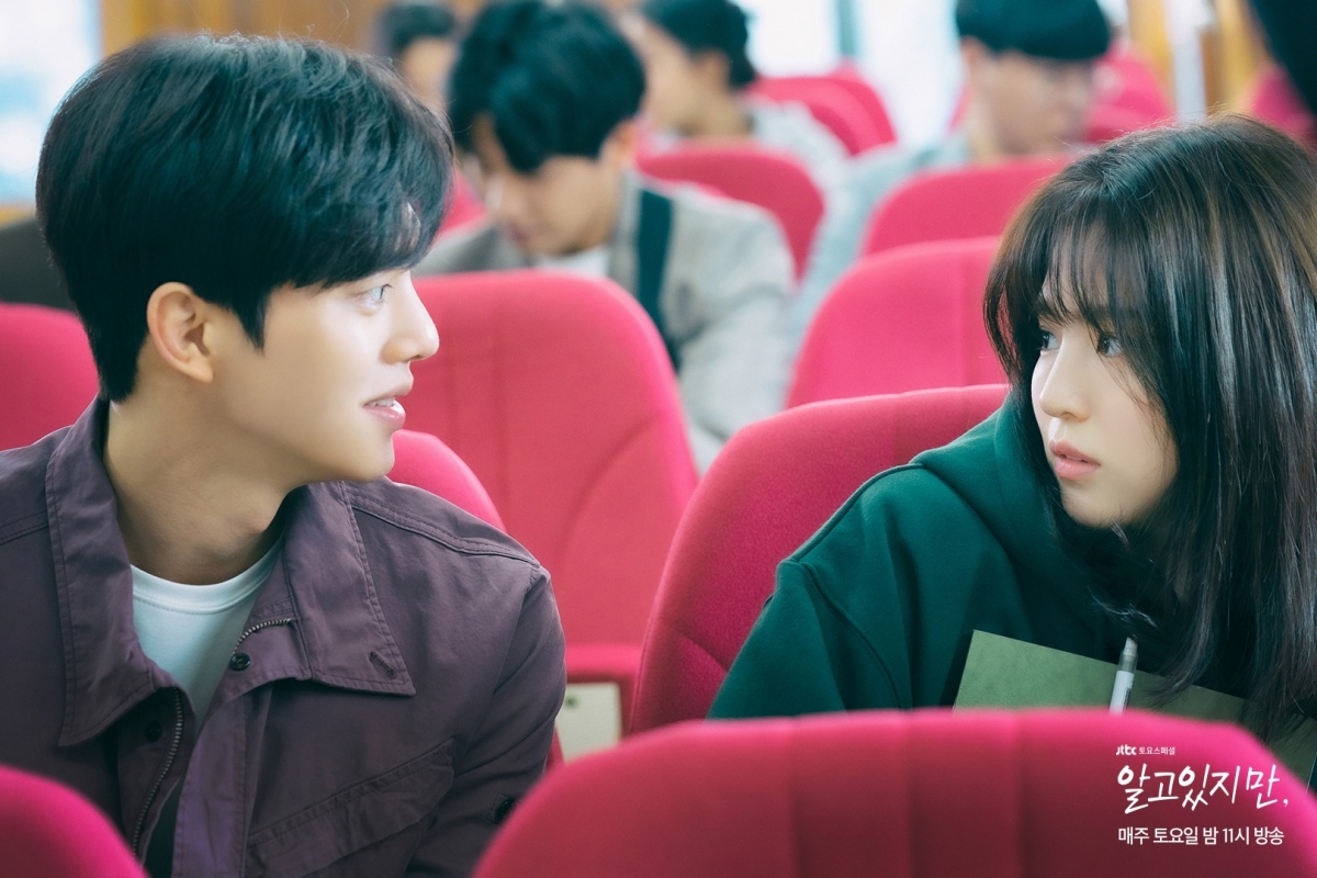 半個鐘之後,追求樓主的男生卻突然出現,直接坐在樓主對面!