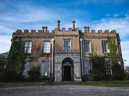 英國南威爾斯 58歲的 Jude Edgell 自小就希望可以住在城堡入面~