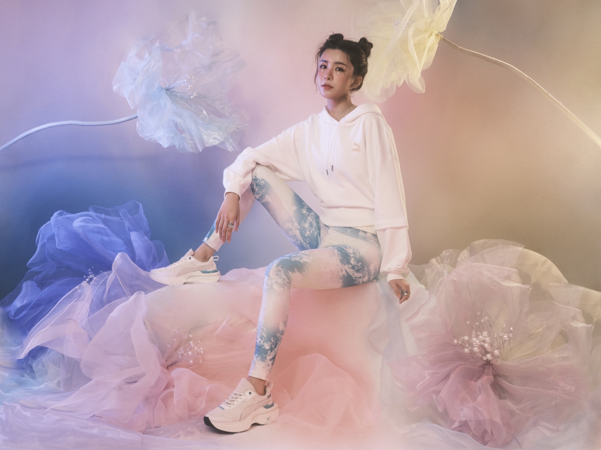 女神陳欣妍一身素色穿搭,充滿夢幻感!