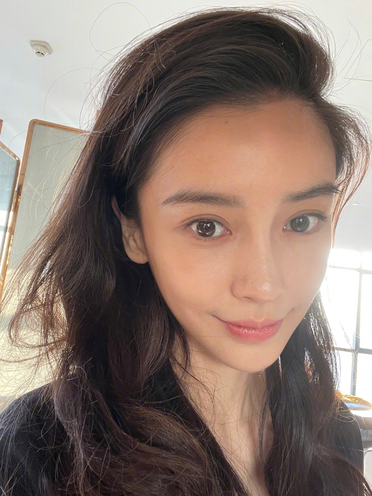 Angelababy與黃曉明在鄭州水災分開捐贈,令兩人婚變的消息愈演愈烈!
