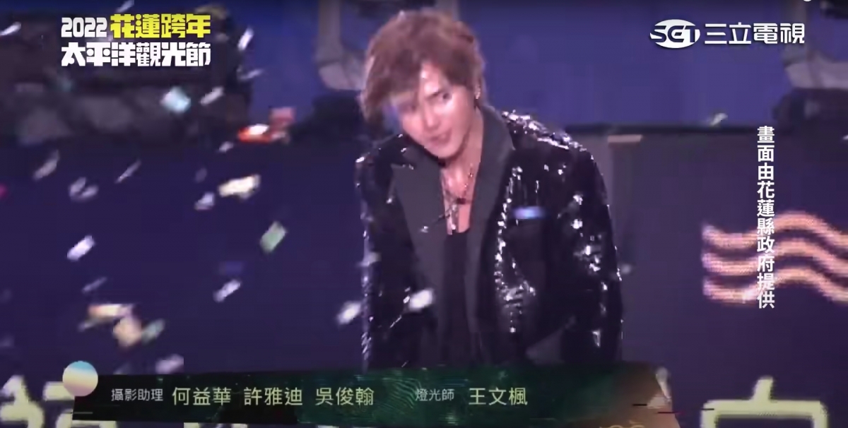 小豬完成演唱後,向台下的左、中、右三個方向鞠躬道謝!