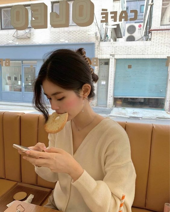 低頭族女生受屏幕藍光或用電話的姿勢影響,變得未老先衰。