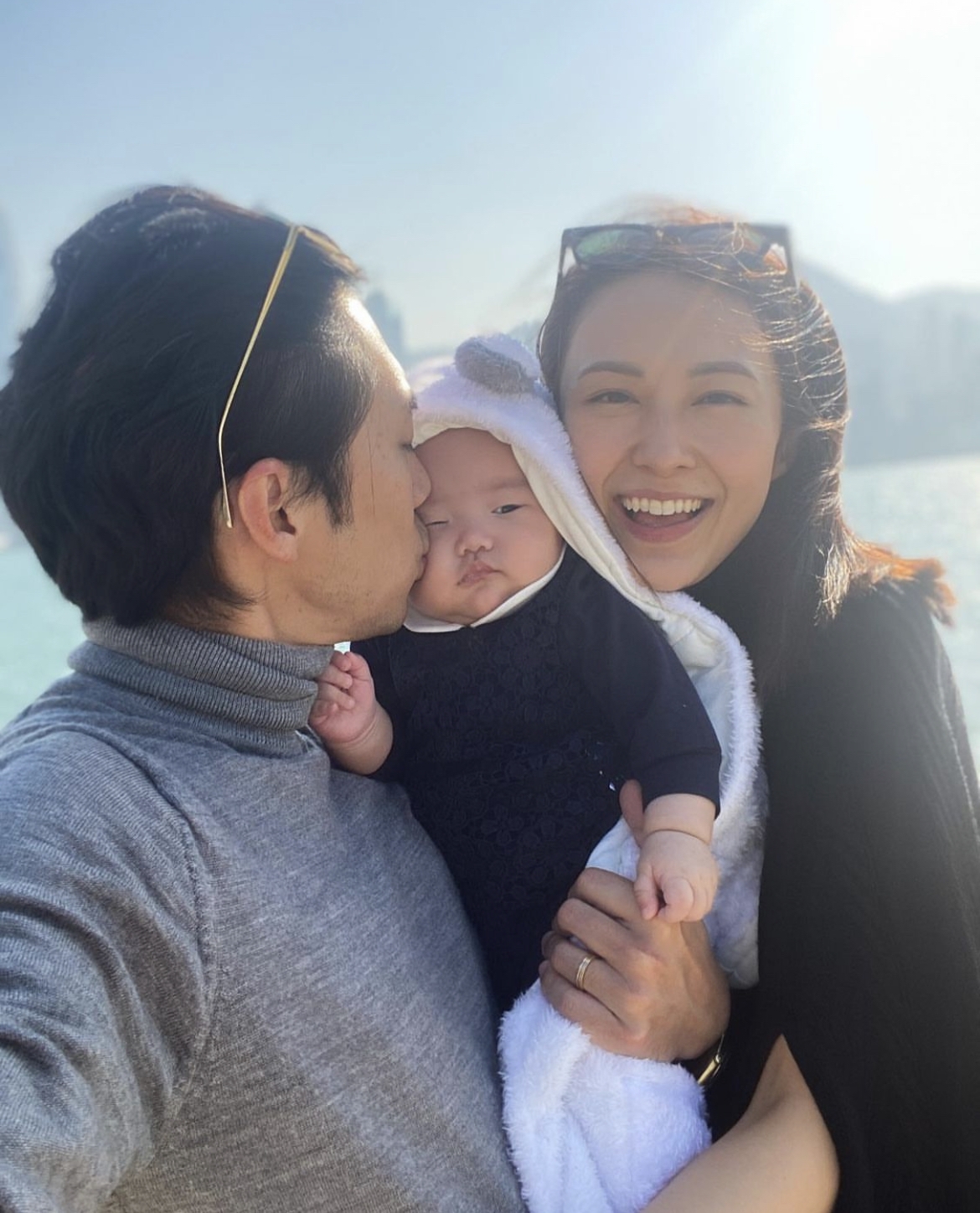 兩公婆婚後依然恩愛,不時在社交平台分享一家人的幸福日常!