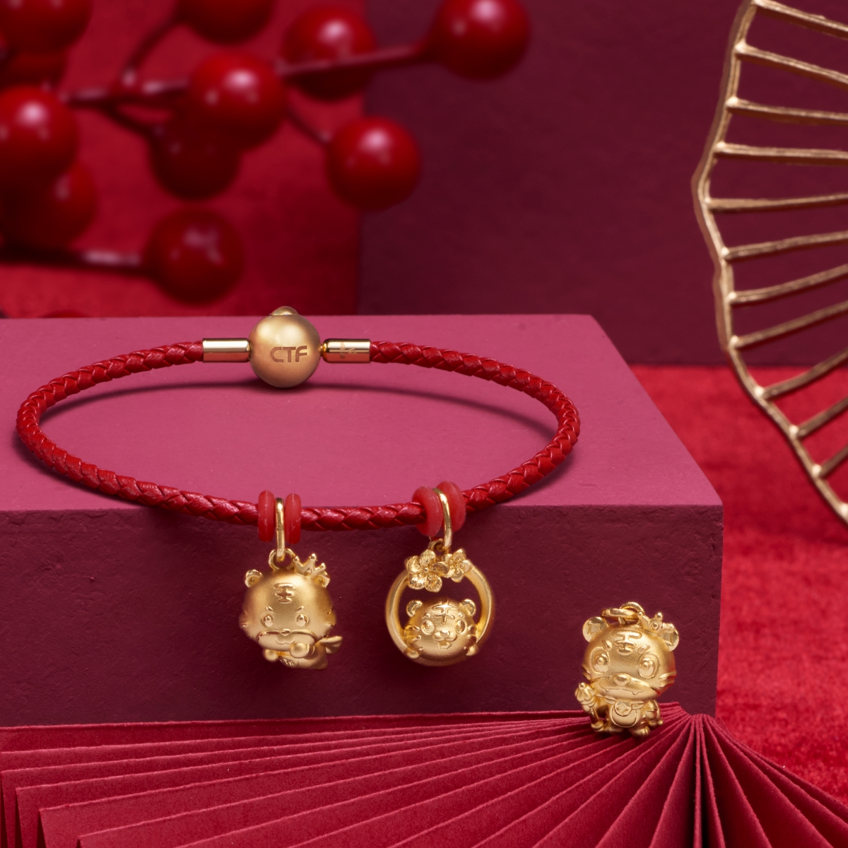 （左至右）「Super Tiger」足金吊墜（$1,700）、「桃花朵朵」足金吊墜（$1,300）及「皇者風範」足金吊墜（$1,700）。