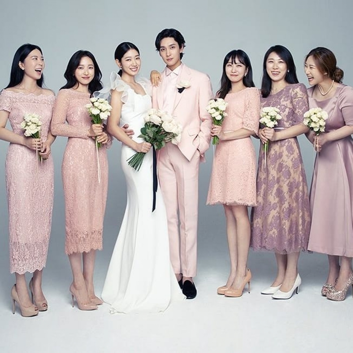 這套簡約婚紗來自美國品牌NEWHITE