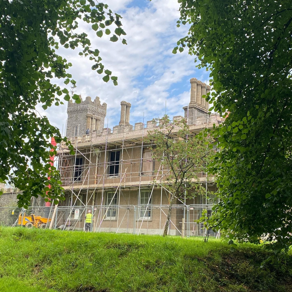 Terry暪着Jude秘密出價,買下整座城堡!