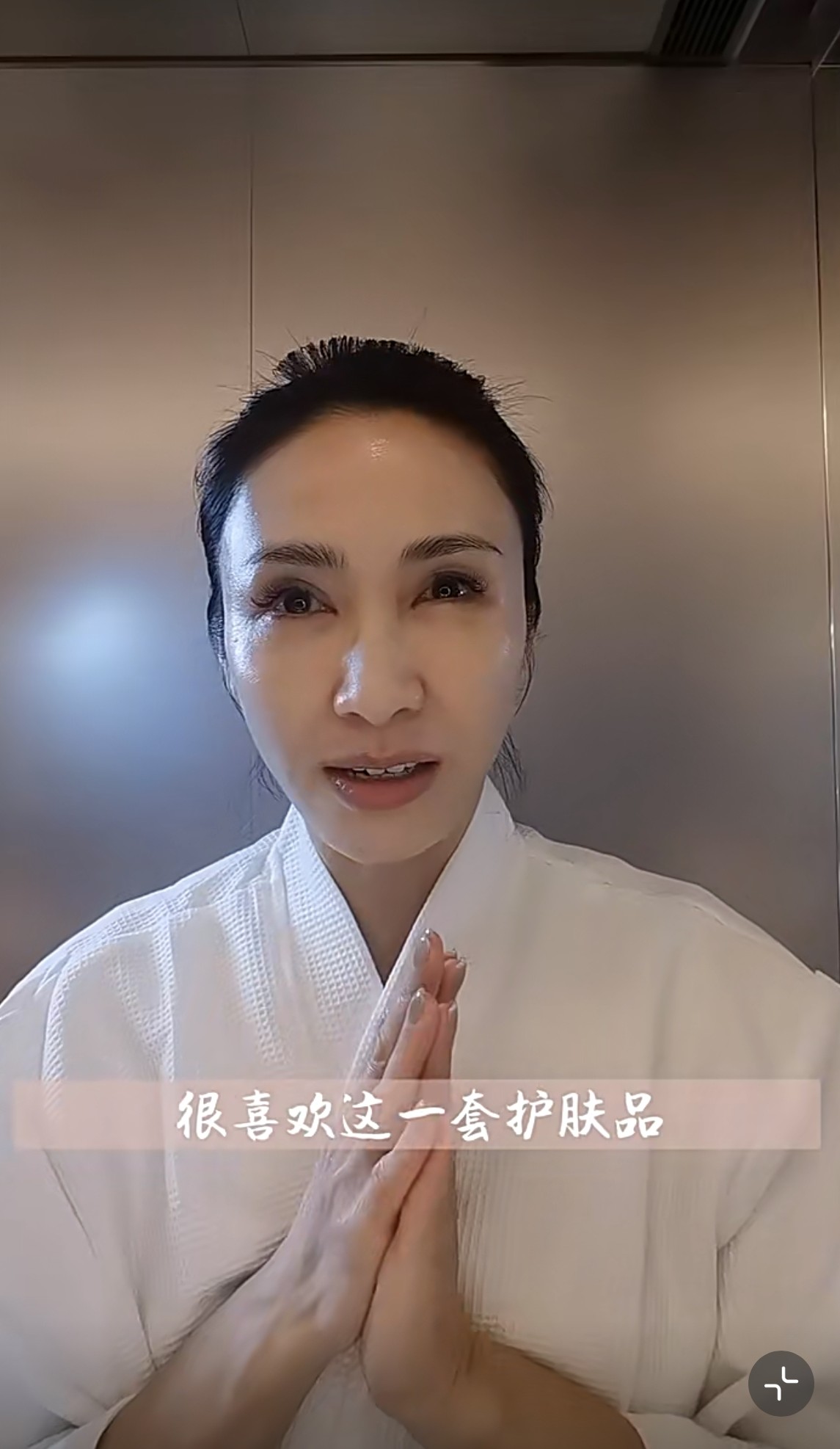有網民就表示黎姿正面的樣子,眼睫毛弄得有一點濃密!